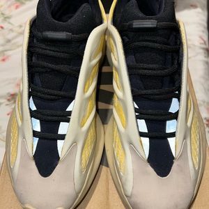 Selling used Yeezy 700 v3 size 6.5 in M